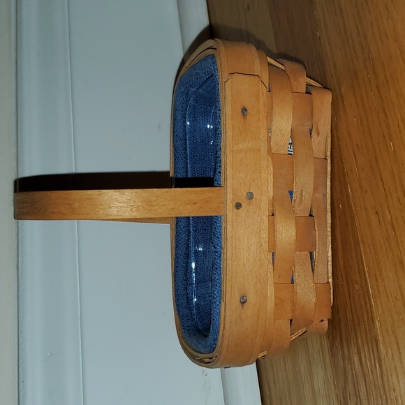 Longaberger basket with plastic & cloth liner - Picture 6 of 10